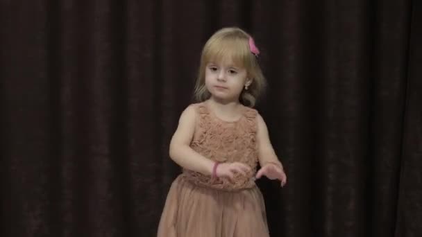 Щасливі Три Роки Старі Весел Обличчя Танцями Гарненька Блондинка Дитини — стокове відео