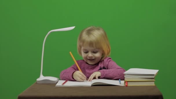 Κορίτσι Σχεδίασης Στο Τραπέζι Εκπαιδευτική Διαδικασία Στην Τάξη Ευτυχισμένος Τρία — Αρχείο Βίντεο