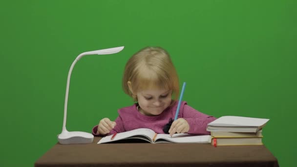 Девушка Рисует Столом Процесс Обучения Классе Счастливая Трёхлетняя Девочка Симпатичная — стоковое видео