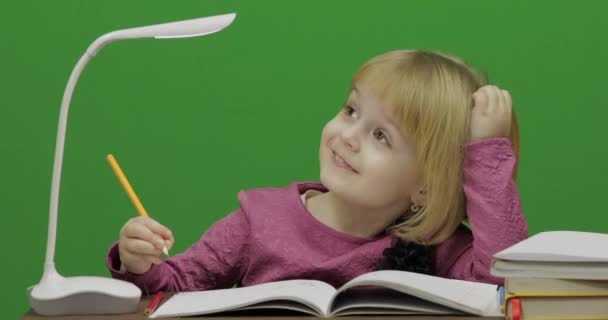 Une Fille Dessine Table Processus Éducation Classe Heureuse Fille Trois — Video