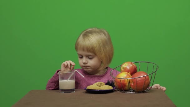 Ragazza Seduta Tavola Mangiare Cioccolato Biscotti Mele Felice Ragazza Tre — Video Stock