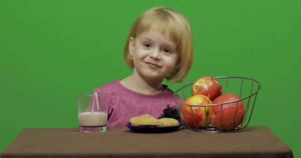 Flicka Vid Bordet Och Äter Choklad Kakor Äpplen Lyckliga Tre — Stockvideo