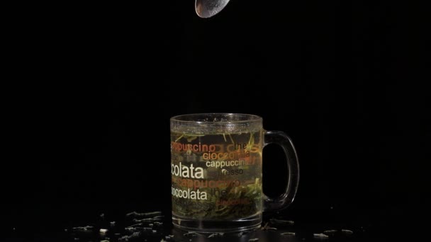Grüner Tee Zugabe Von Zucker Glasschale Mit Bio Trockenen Grünen — Stockvideo