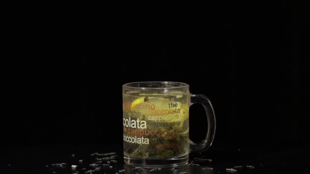 Πράσινο Τσάι Γυαλί Κύπελλο Οργανική Ξηρή Πράσινα Φύλλα Τσαγιού Και — Αρχείο Βίντεο