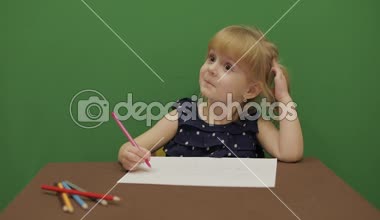 Kız masada. Eğitim. Mutlu üç yaşında bir kız. Sevimli kız gülümsüyor. Kahverengi gözler. Küçük çocuk, 3-4 yaşında sarışın kız. Yüzleri olun. Yeşil ekran video. Chroma Key