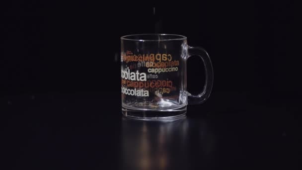 Añadir Hojas Secas Taza Vidrio Preparando Verde Fondo Negro — Vídeo de stock