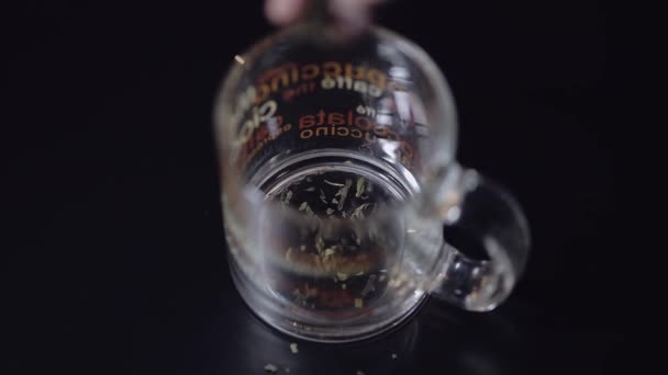 Добавление Сухих Чайных Листьев Стеклянную Чашку Готовлю Зеленый Чай Чёрный — стоковое видео