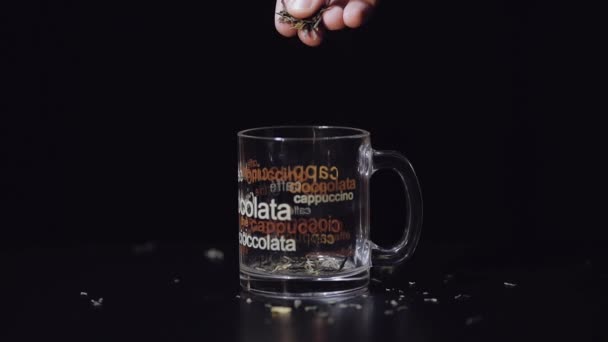Προσθέτοντας Ξηρό Τσάι Φύλλα Γυαλί Κύπελλο Προετοιμασία Πράσινο Τσάι Μαύρο — Αρχείο Βίντεο