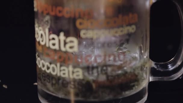Gießen Kochendes Wasser Glasbecher Mit Bio Trockenen Grünen Teeblättern Zubereiten — Stockvideo