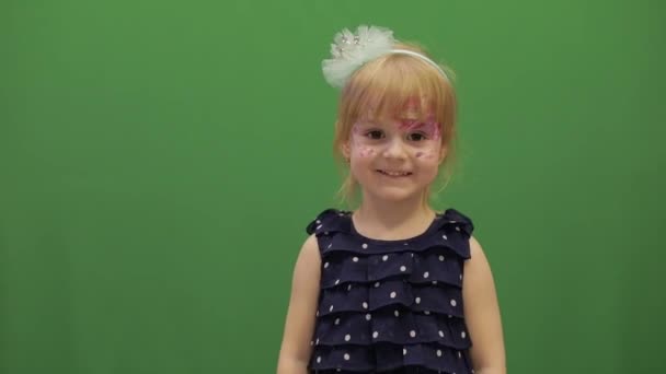 快乐的三岁女孩 可爱的金发碧眼的孩子 跳舞和做鬼脸 棕色的眼睛 绿色屏幕视频 色度键 — 图库视频影像