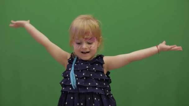 快乐的三岁女孩 可爱的金发碧眼的孩子 跳舞和做鬼脸 棕色的眼睛 绿色屏幕视频 色度键 — 图库视频影像