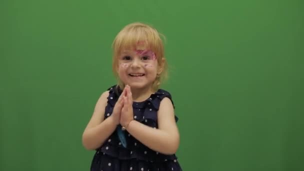 幸せな 歳の女の子 かわいい金髪の子 ダンスと顔 黒い瞳 緑色の画面のビデオ クロマ — ストック動画