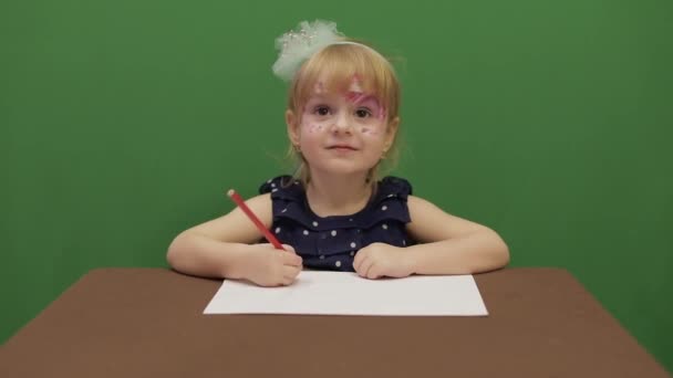 女の子の食卓 幸せな 歳の女の子 笑っているかわいい女の子 黒い瞳 歳のブロンドの女の子のかわいらしい子 顔を作る 緑色の画面のビデオ クロマ — ストック動画