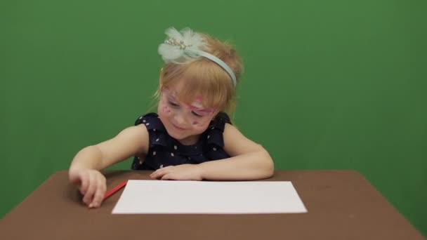 테이블에 소녀입니다 교육입니다 아입니다 귀여운 소녀는 고입니다 눈입니다 금발의 얼굴을 — 비디오