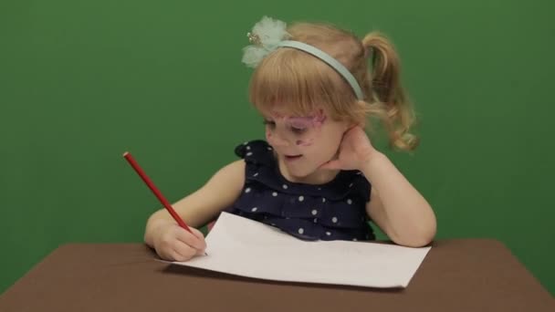 Meisje Aan Tafel Onderwijs Gelukkig Drie Jaar Oud Meisje Schattig — Stockvideo