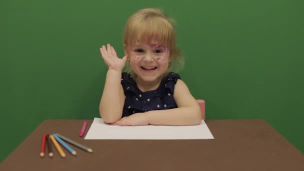 Chica Mesa Educación Feliz Niña Tres Años Linda Chica Sonriendo — Vídeo de stock