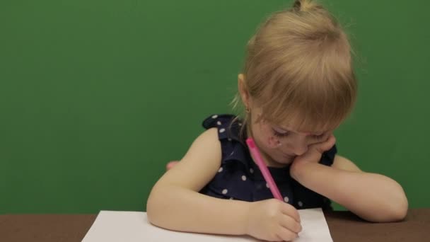 Kız Masada Eğitim Mutlu Yaşında Bir Kız Sevimli Kız Gülümsüyor — Stok video