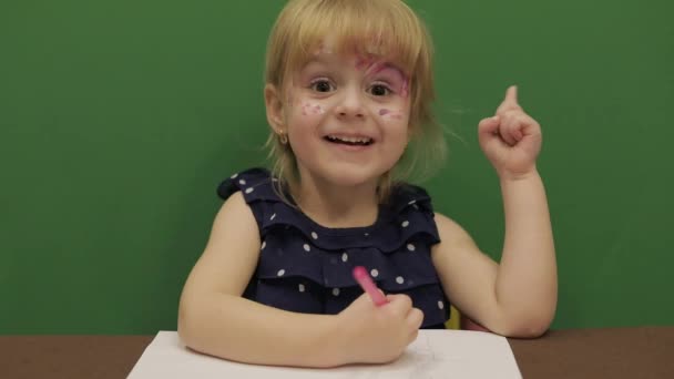 女孩在桌子上 快乐的三岁女孩 可爱的女孩微笑 棕色的眼睛 漂亮的小孩3 4岁的金发女孩做鬼脸 绿色屏幕视频 色度键 — 图库视频影像