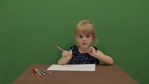 Rapariga Mesa Educação Feliz Menina Três Anos Menina Bonito Sorrindo — Vídeo de Stock