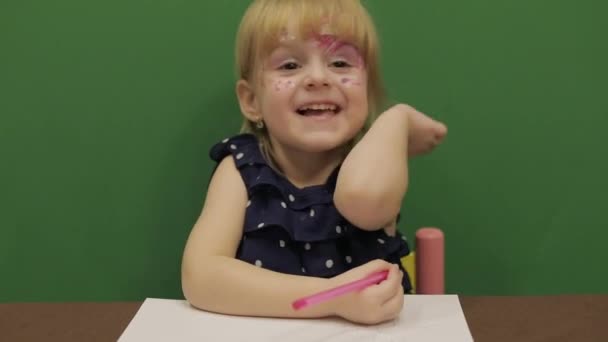 Дівчина Столом Освіта Щасливі Три Річної Дівчинки Милі Дівчата Посміхаючись — стокове відео
