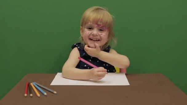 Chica Mesa Educación Feliz Niña Tres Años Linda Chica Sonriendo — Vídeos de Stock