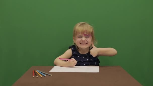 Mädchen Tisch Glückliches Dreijähriges Mädchen Nettes Mädchen Lächelt Braune Augen — Stockvideo