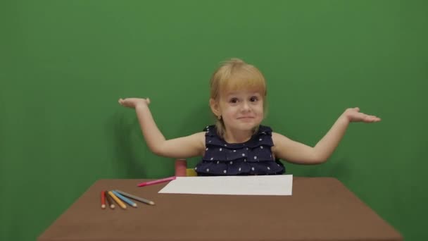 Lány Asztalnál Oktatás Boldog Három Éves Lány Aranyos Lány Mosolyogva — Stock videók