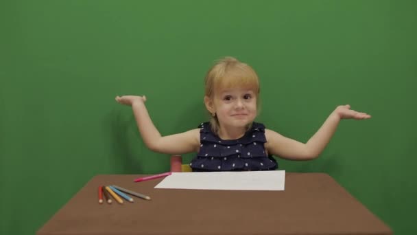 Chica Mesa Educación Feliz Niña Tres Años Linda Chica Sonriendo — Vídeo de stock