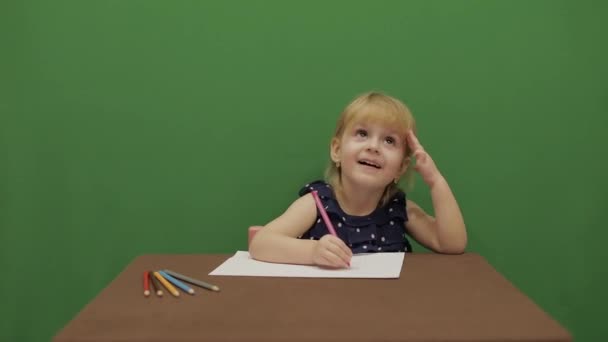 Κορίτσι Στο Τραπέζι Εκπαίδευση Ευτυχισμένος Τρία Χρόνια Παλιά Κορίτσι Χαριτωμένο — Αρχείο Βίντεο