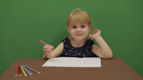 Meisje Aan Tafel Onderwijs Gelukkig Drie Jaar Oud Meisje Schattig — Stockvideo