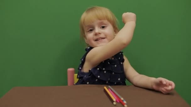 Chica Mesa Educación Feliz Niña Tres Años Linda Chica Sonriendo — Vídeo de stock