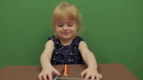 Chica Mesa Educación Feliz Niña Tres Años Linda Chica Sonriendo — Vídeo de stock