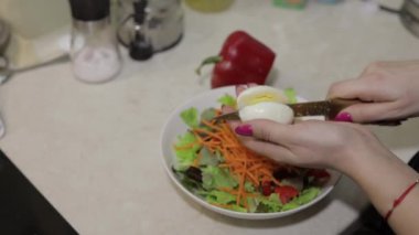 Eller bir yumurta kırmızı dolmalık biber ile bir salata ve marul salatası için kesmek