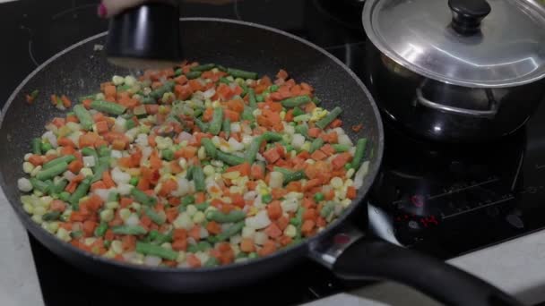 Panci goreng asparagus yang lezat, lada, jagung dan wortel. Makanan vegetarian — Stok Video