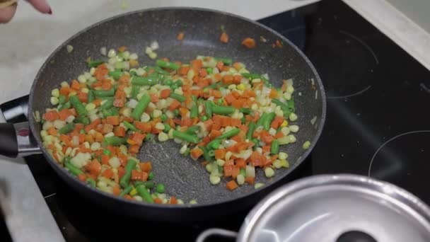 Panci goreng asparagus yang lezat, lada, jagung dan wortel. Makanan vegetarian — Stok Video