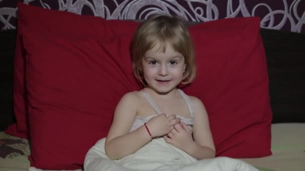 Jong meisje tv televisie kijken op het bed — Stockvideo