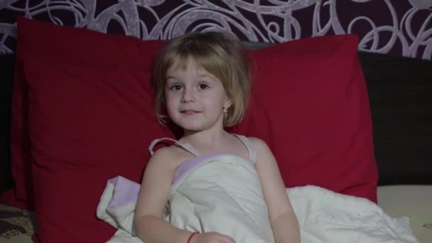 Jong meisje tv televisie kijken op het bed — Stockvideo