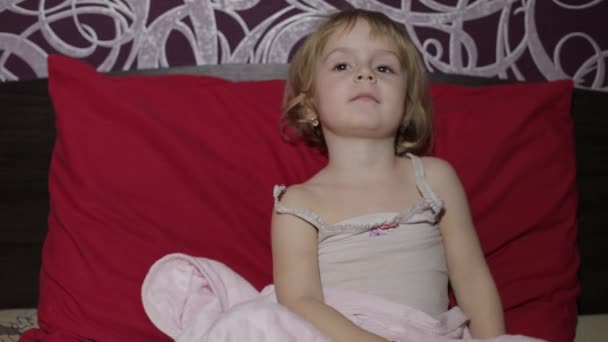 Genç kız yatakta TV televizyon izlerken — Stok video