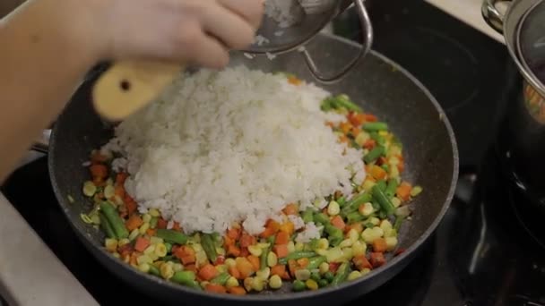 Añadir higo a la sartén fríe la comida de deliciosos espárragos, pimienta, maíz, zanahoria — Vídeos de Stock