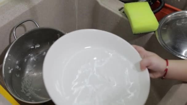 Kind spült Geschirr in der Küche. Nahaufnahme von Mädchenhänden — Stockvideo
