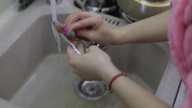Kadın mutfakta bulaşık. Kadın eli yakın çekim