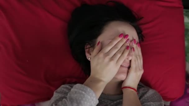 Νυσταγμένος νεαρή γυναίκα δεν θέλει να ξυπνήσει το πρωί. Το top view — Αρχείο Βίντεο