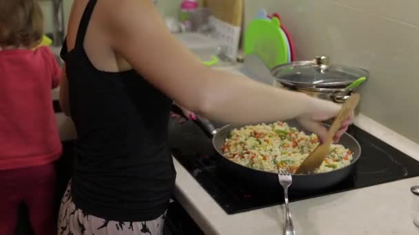 Vrouw koken fry maaltijd. Vijgen met asperges, peper, maïs en wortel — Stockvideo