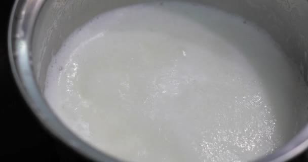 沸騰ミルク鍋にフレークを追加します。エネルギーの高い朝の食事 — ストック動画