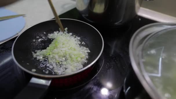 Fried posiekanej cebuli w gorącym oleju wrzenia. Zbliżenie z patelni, gotowania cebuli — Wideo stockowe