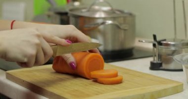 Kadın ev kadını mutfakta parçalara havuç Dilimleme eller