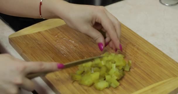 Žena v domácnosti ruce krájení nakládané okurky na kousky v kuchyni — Stock video