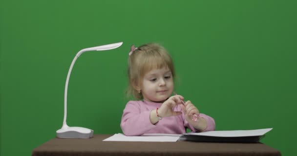 Kız masada çizim. Eğitim süreci. Üç yaşında çocuk. Chroma Key — Stok video