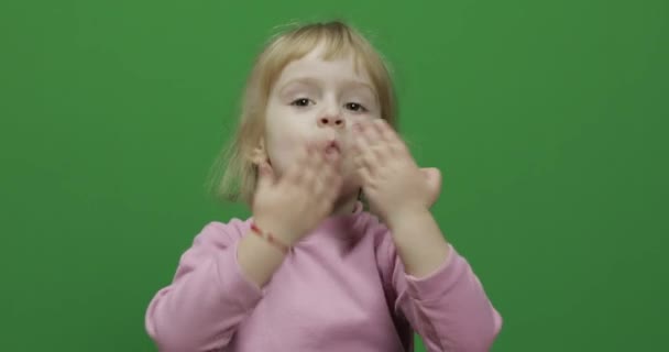 幸せな 3 歳児。飛んでキスを与えることを笑っているかわいい女の子。クロマ キー — ストック動画