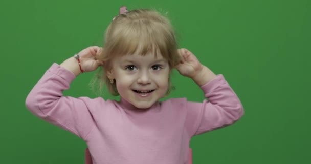 幸せな 3 歳児。かわいい女の子の笑顔と顔を作るします。クロマ キー — ストック動画